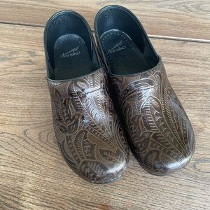 Dansko Brown Patterned Embossed Clogs Work Shoes Women’s Size 40